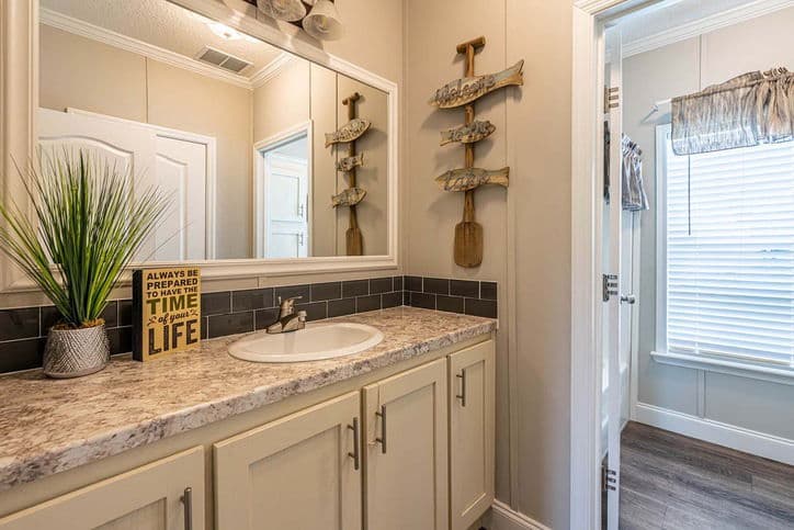 Thomas 32663b bathroom home features