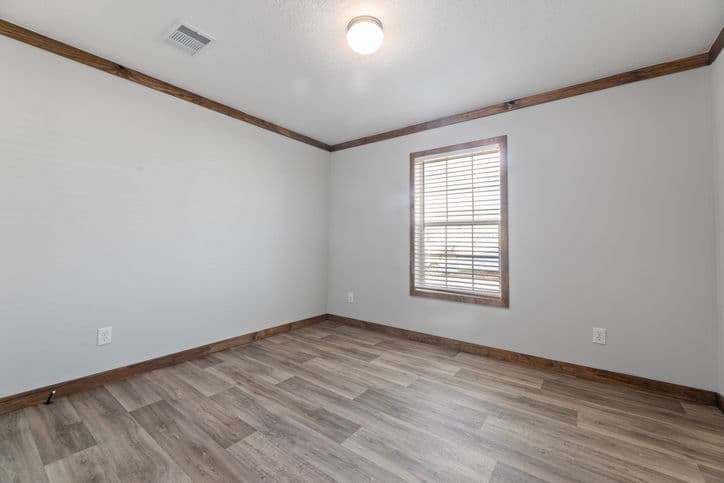 Reece 32663a bedroom home features