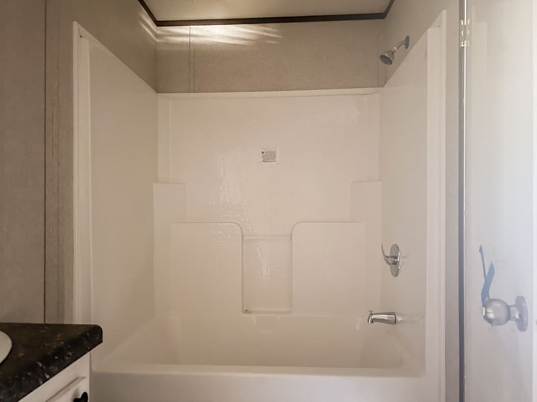 Riverside 1456 interior and bathroom home features