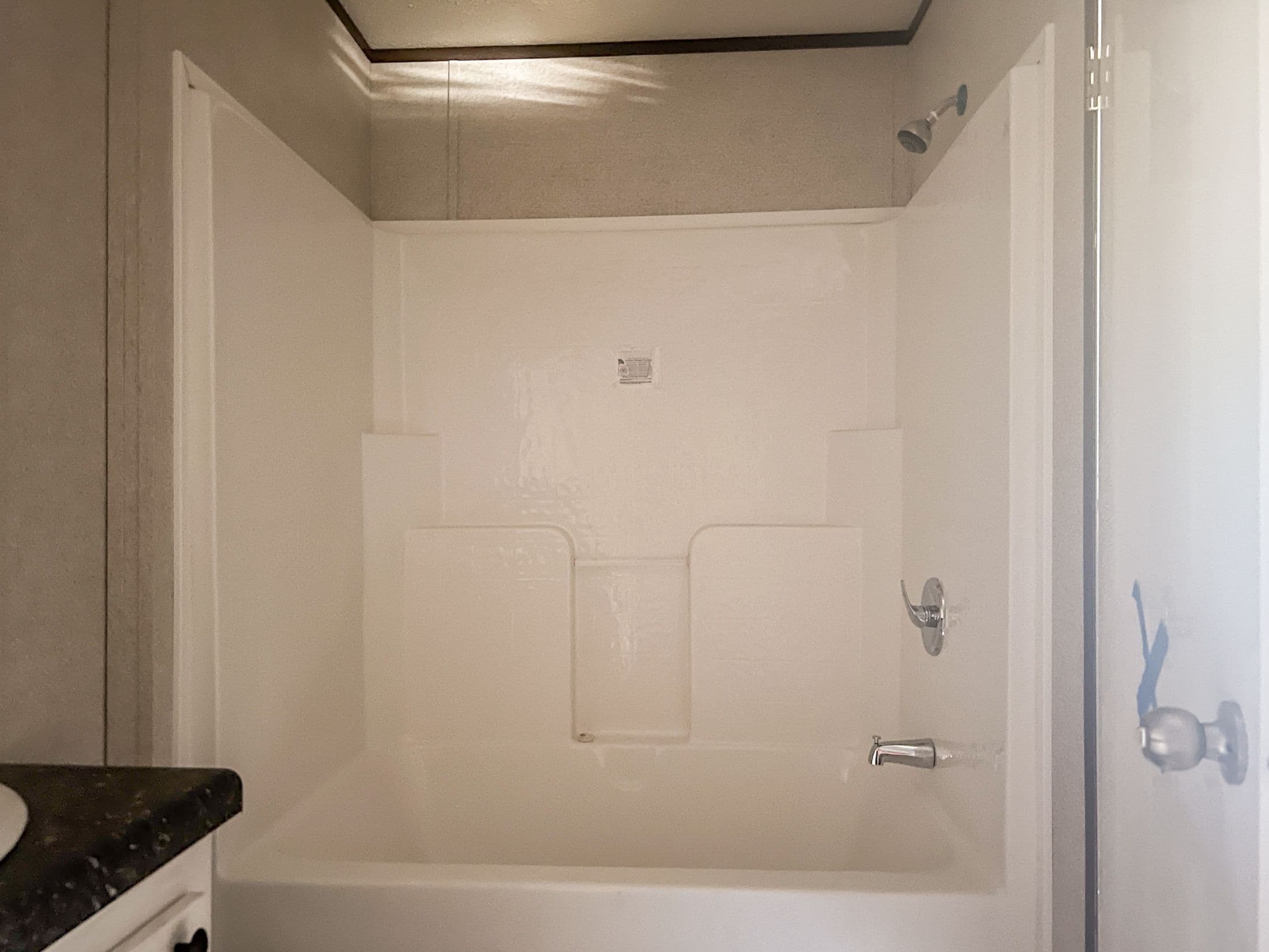 Riverside 1456 interior and bathroom home features