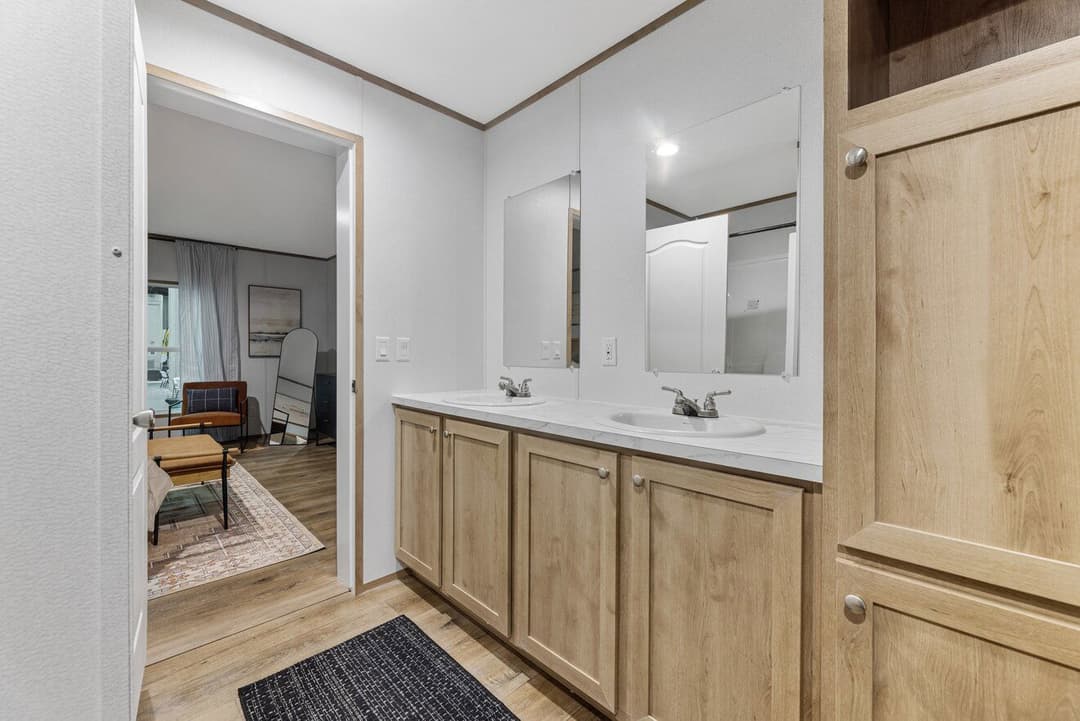 Phoenix 32563a bathroom home features