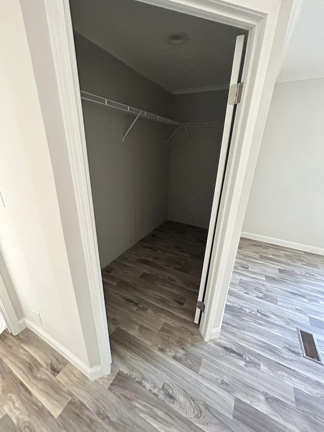 Country manor 28563m interior home features