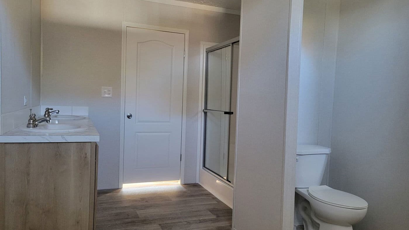 Cavco 32684c bathroom home features