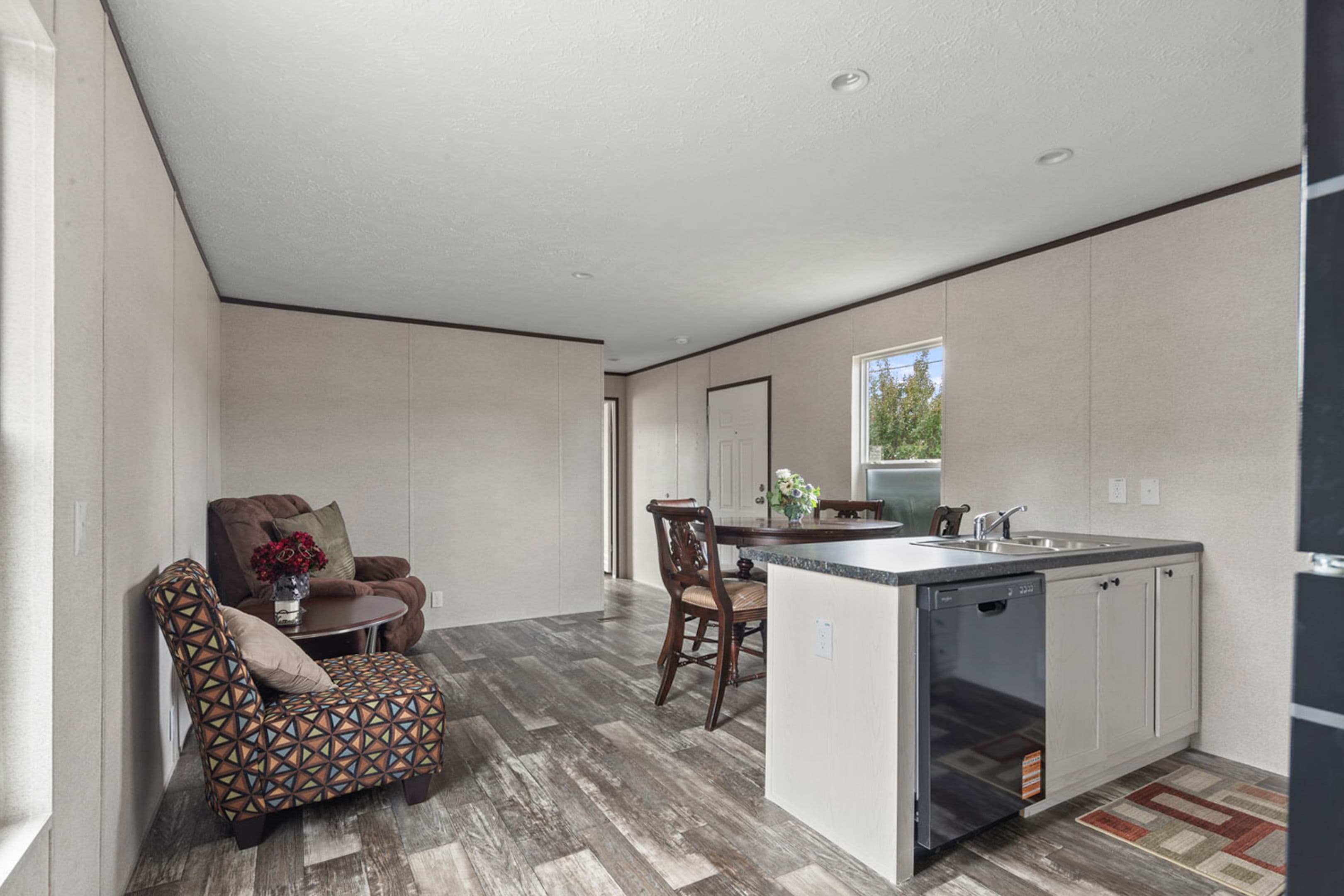 Riverside 1456 interior home features