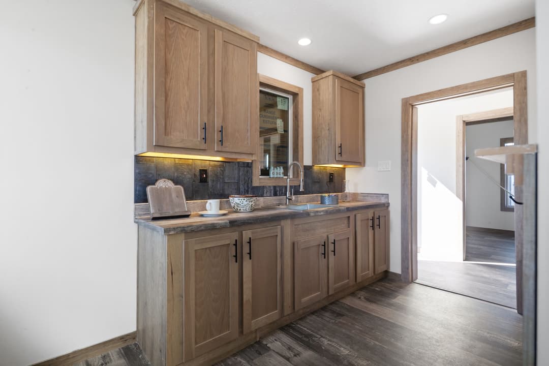 The lakewood interior and kitchen home features