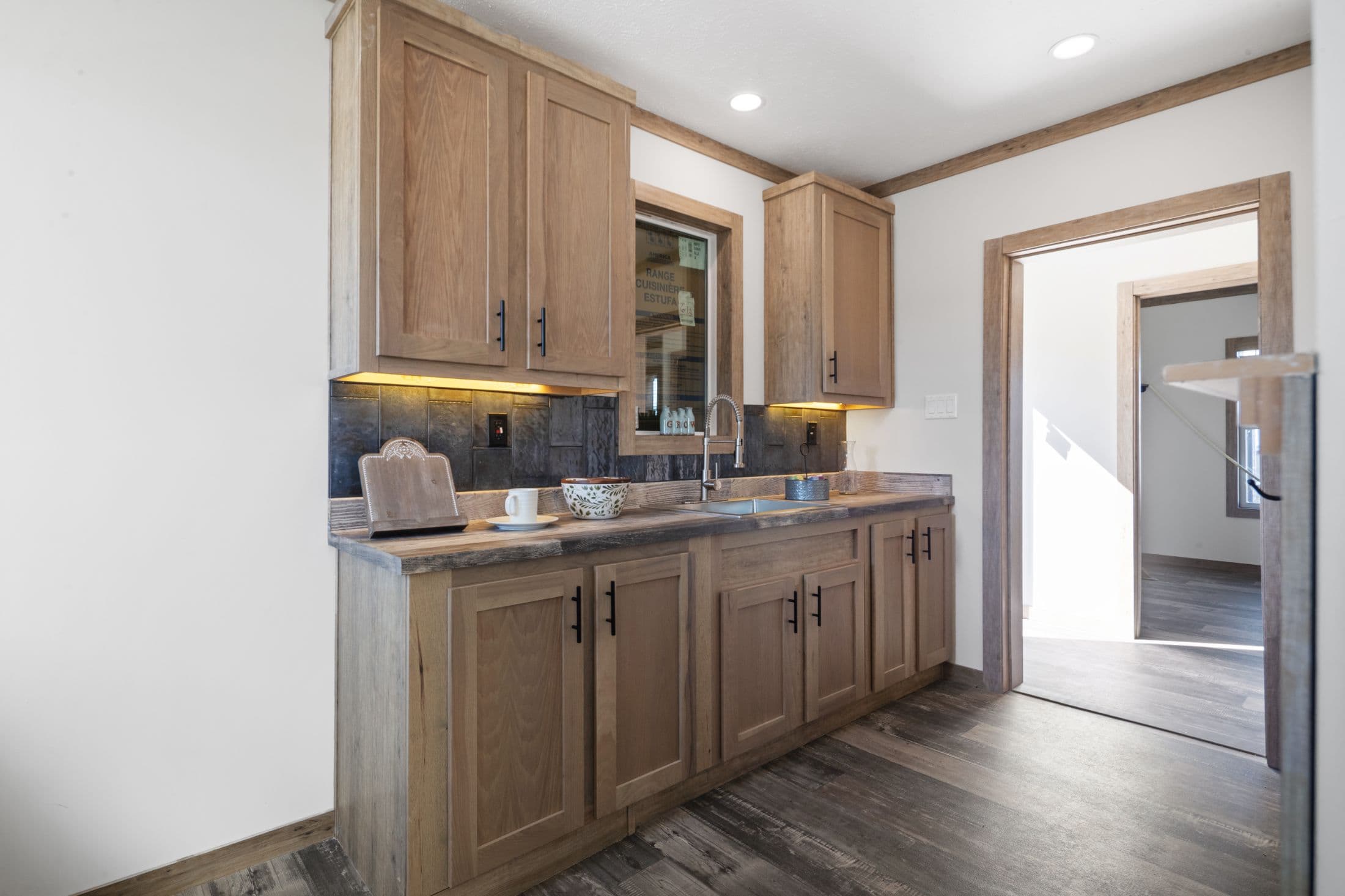 The lakewood interior and kitchen home features