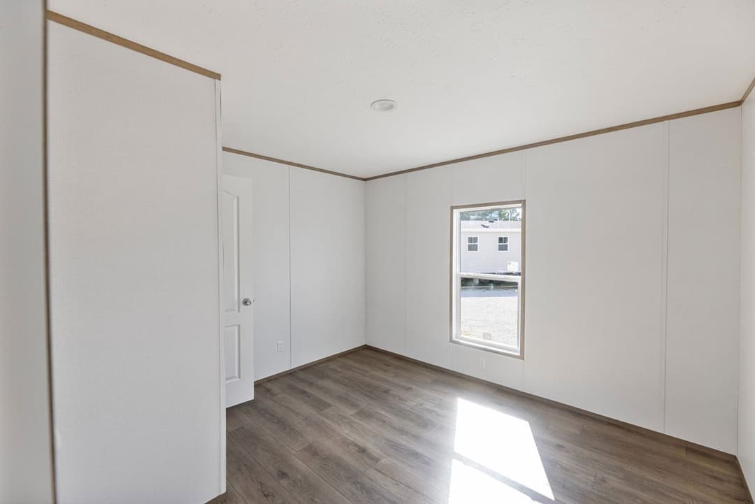 Phoenix 32483a bedroom home features