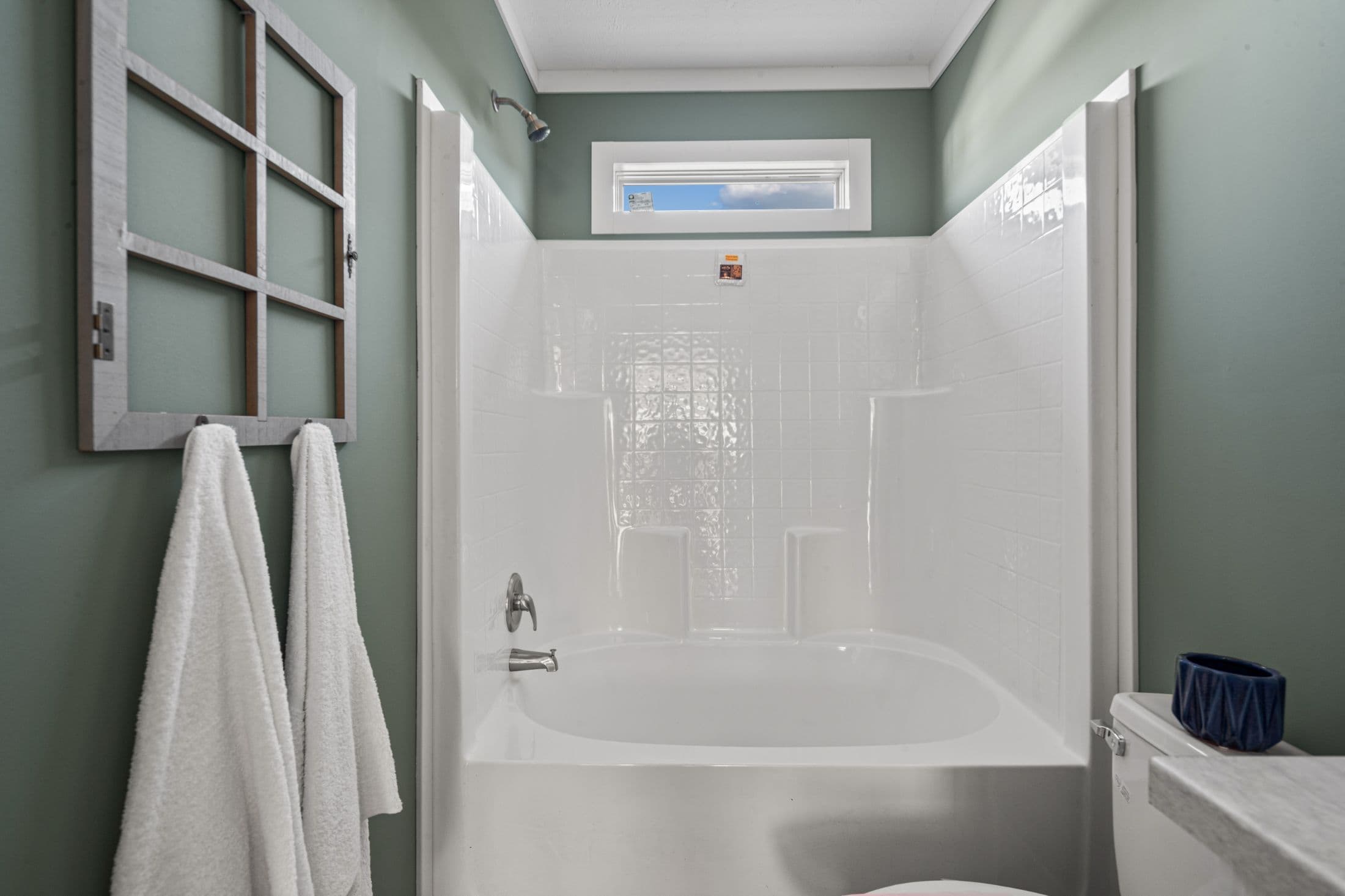 The azalea interior and bathroom home features