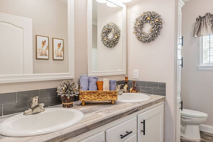 King 32764b bathroom home features