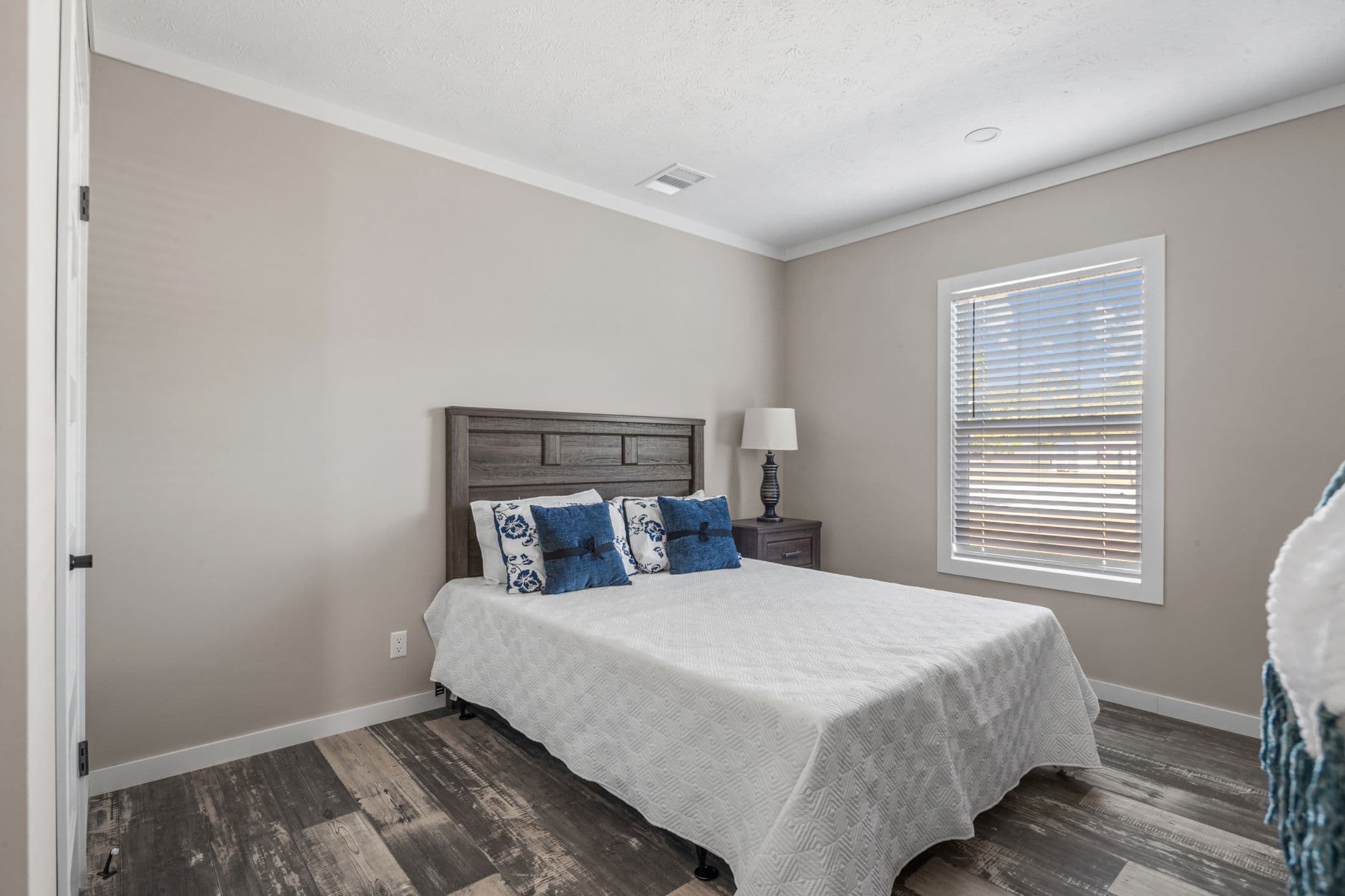 The azalea interior and bedroom home features