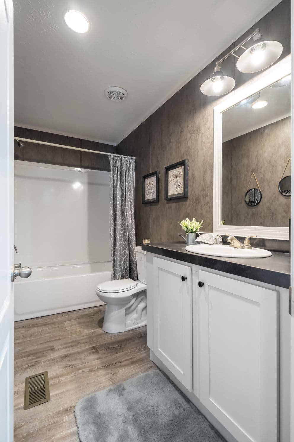Tradition 52b bathroom home features