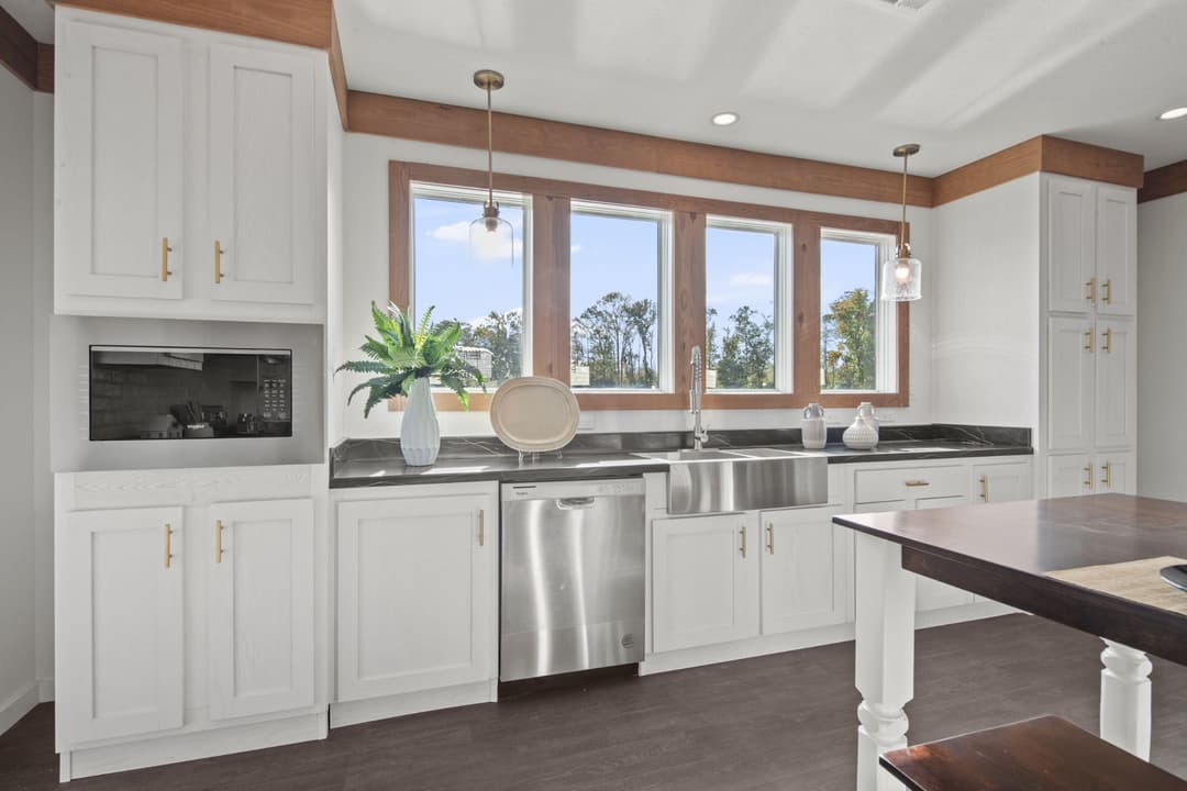 The little creek interior and kitchen home features