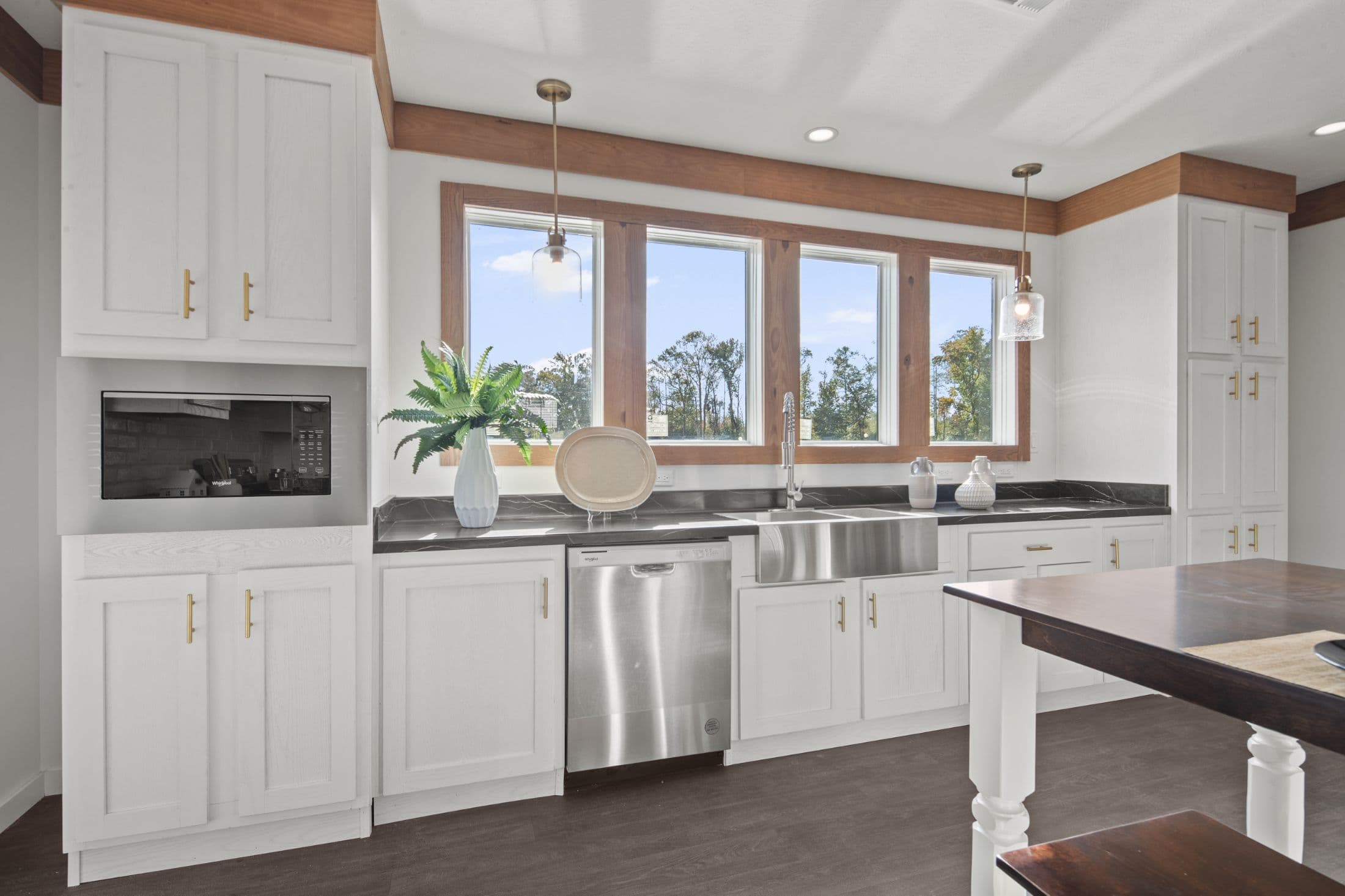 The little creek interior and kitchen home features