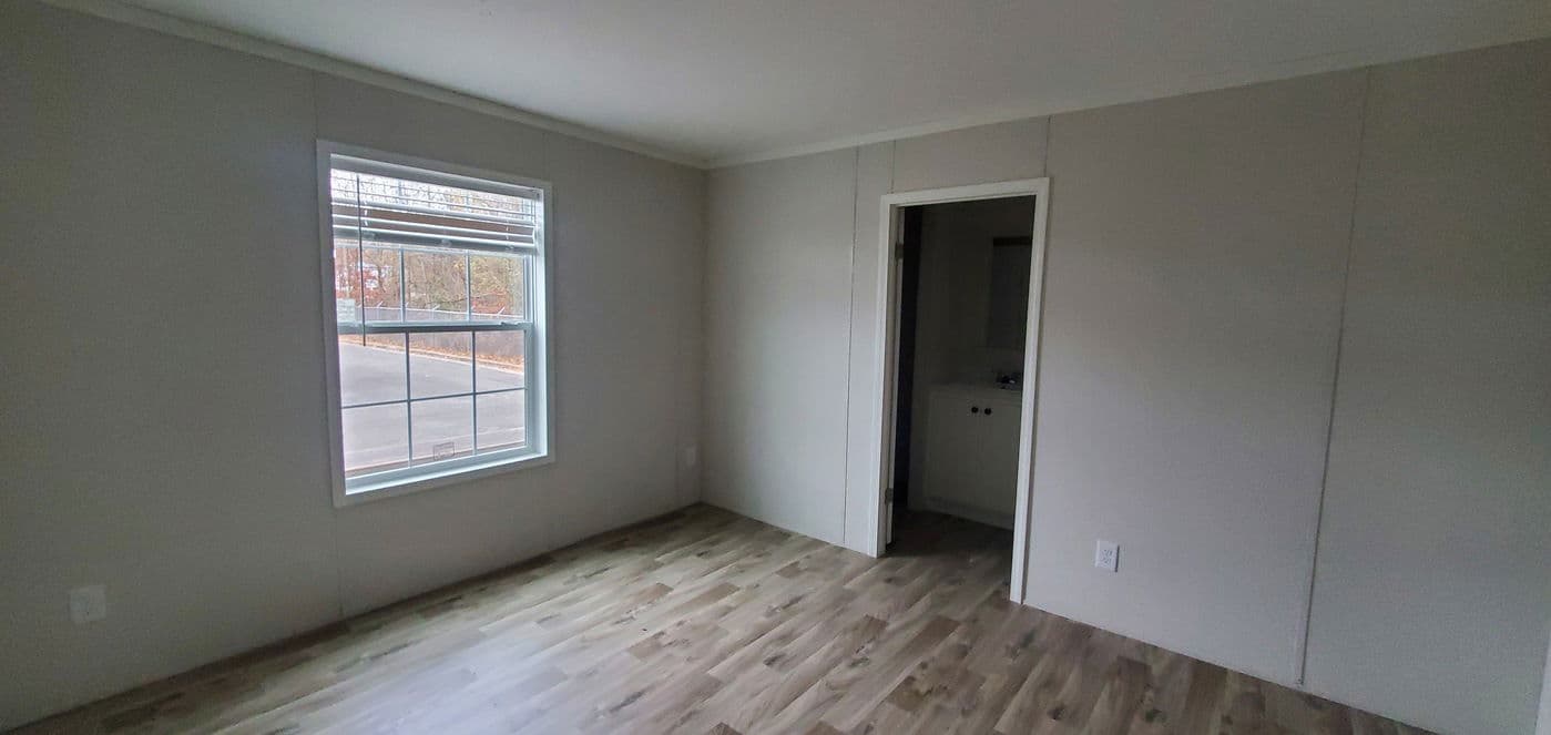 Economy 14663z bedroom home features