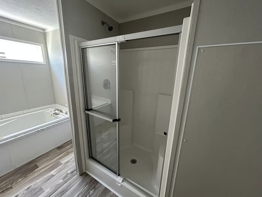 Country manor 28563m bathroom home features