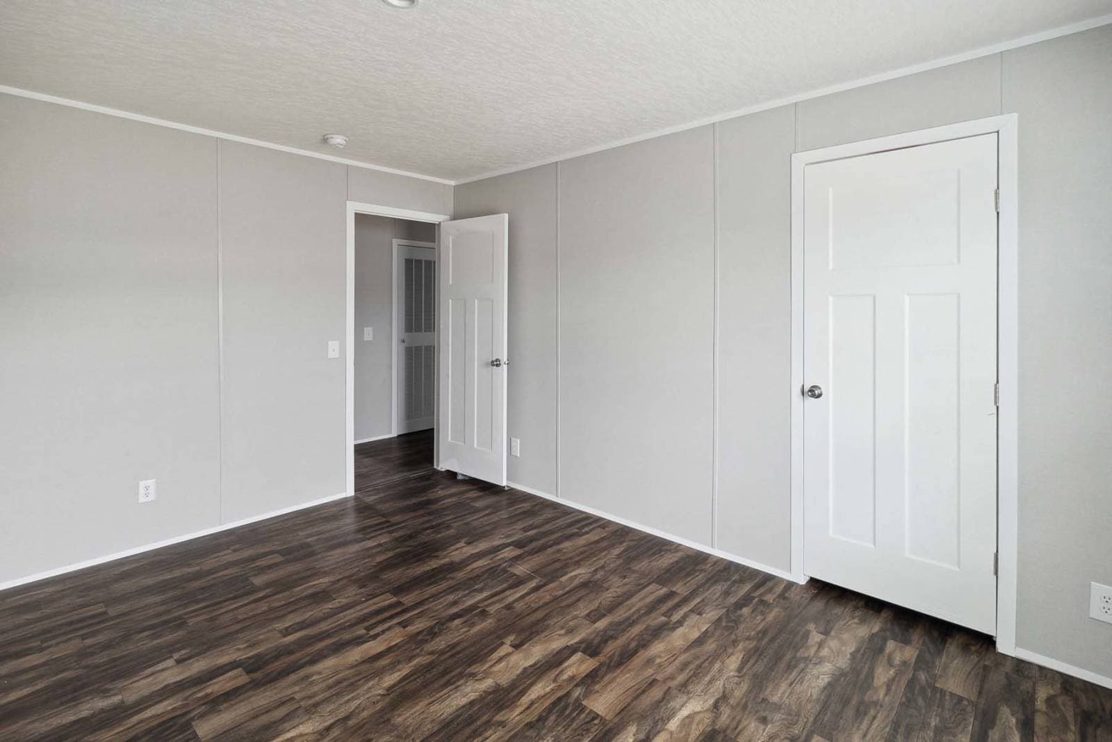 Home run 3272228 bedroom home features