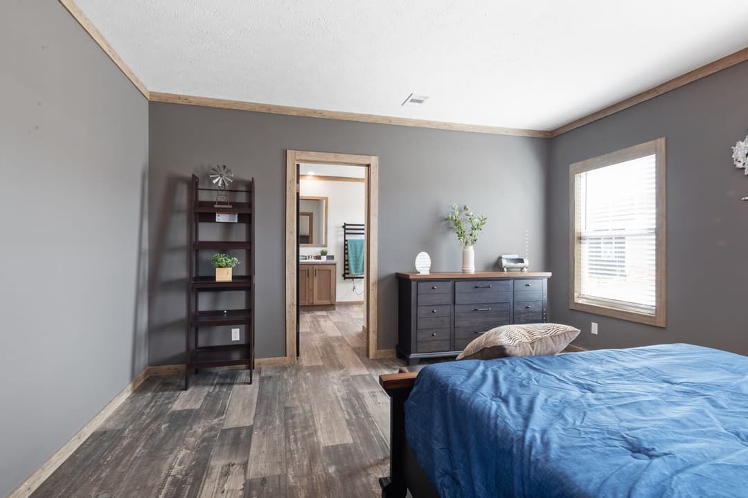 The lakewood interior and bedroom home features
