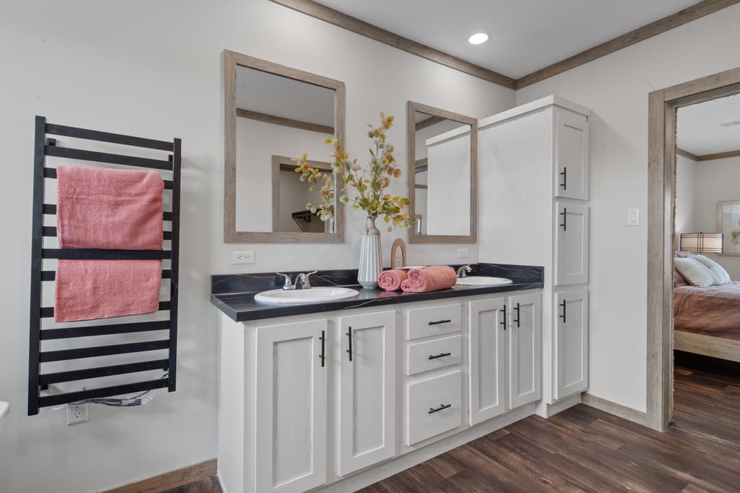 The roxy interior and bathroom home features