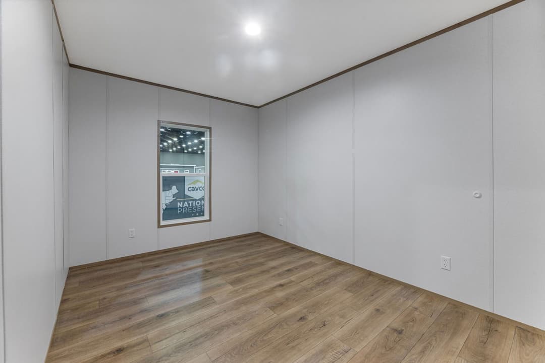 Phoenix 32563a bedroom home features