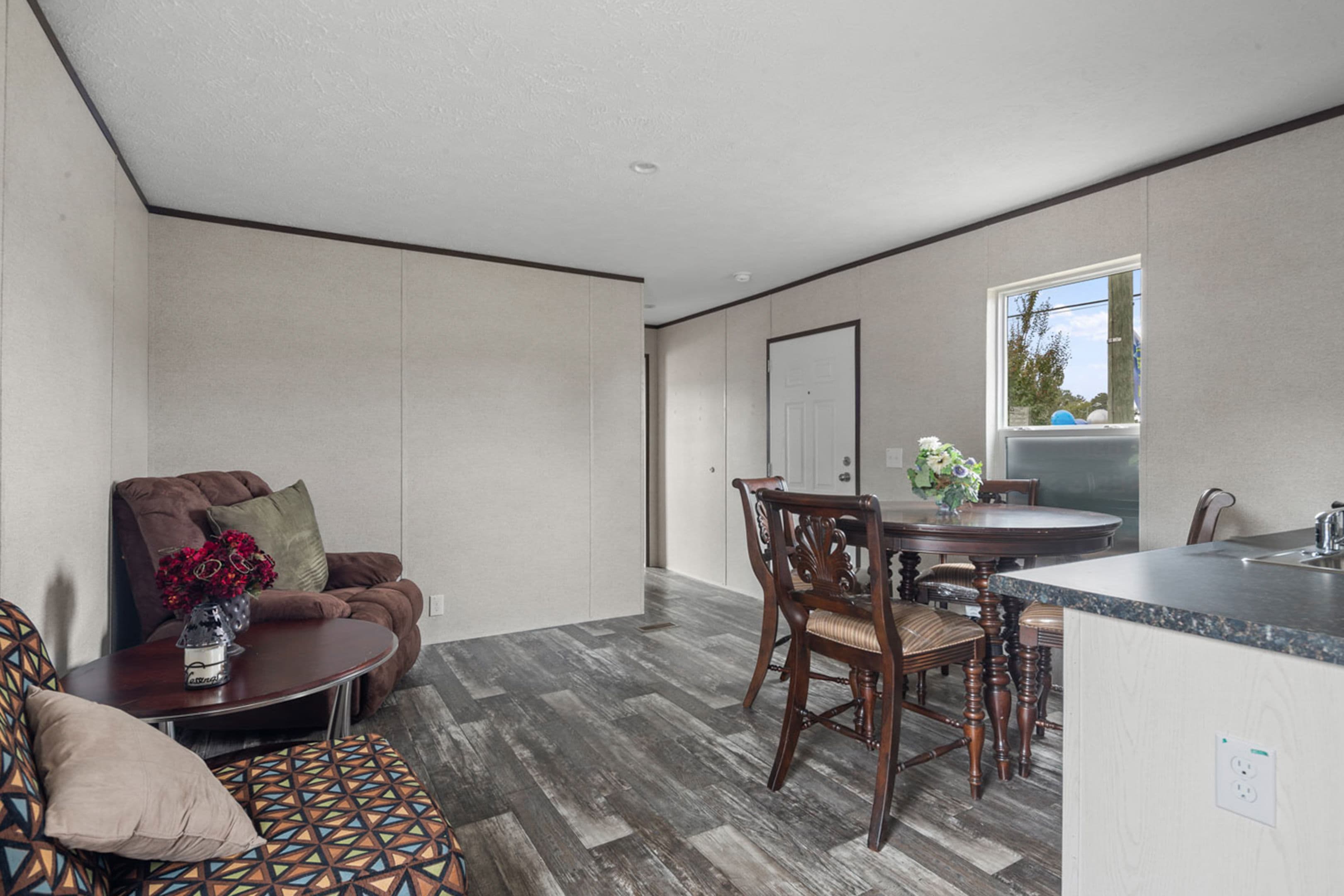 Riverside 1456 interior home features