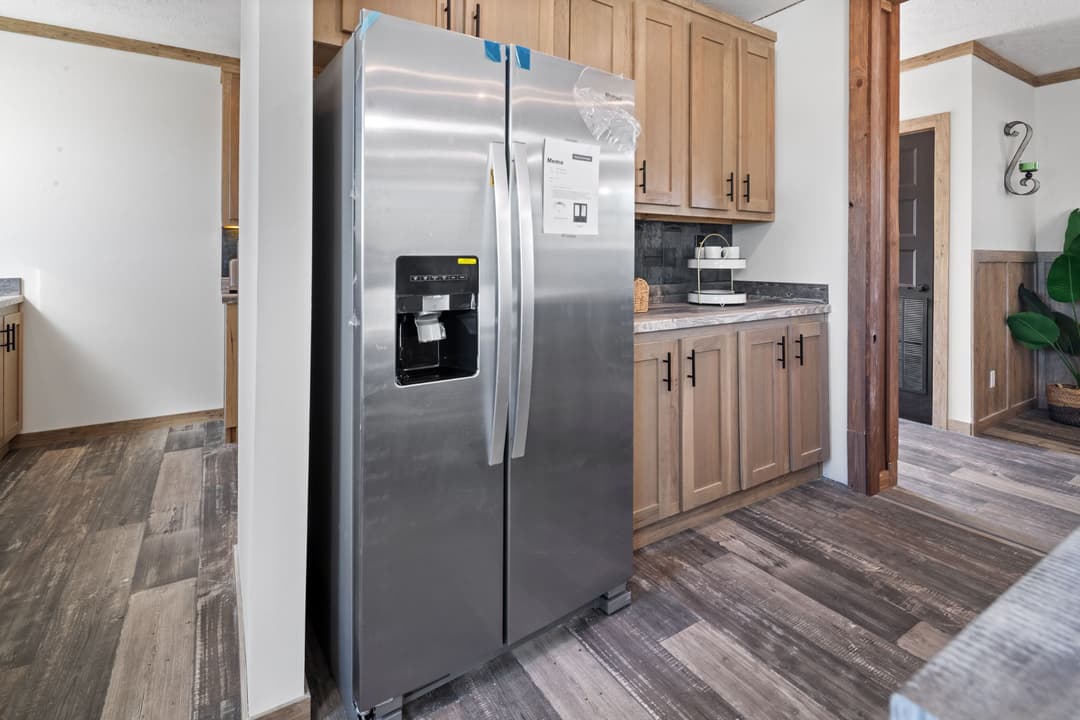 The lakewood interior and kitchen home features