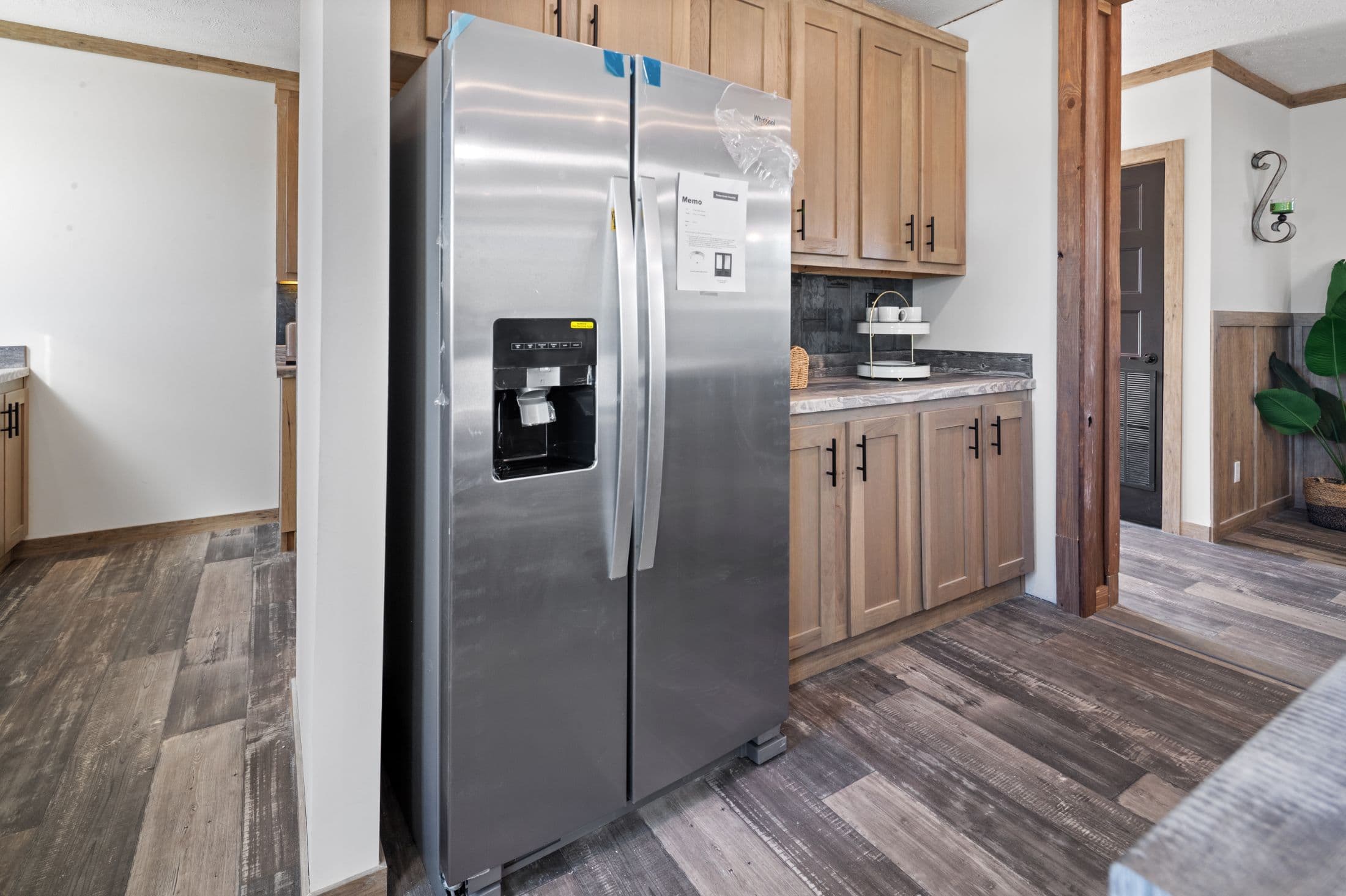 The lakewood interior and kitchen home features