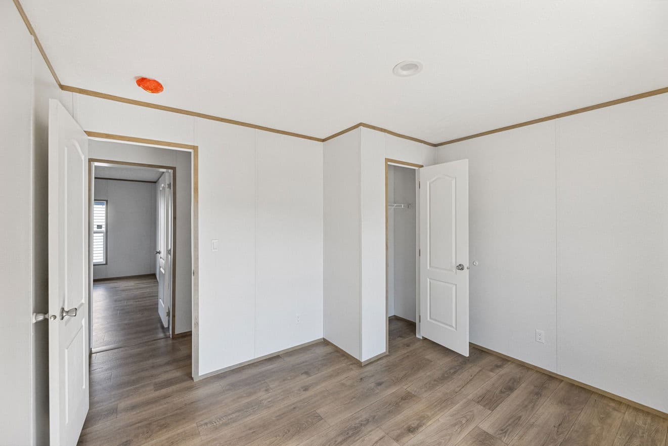 Phoenix 32483a bedroom home features