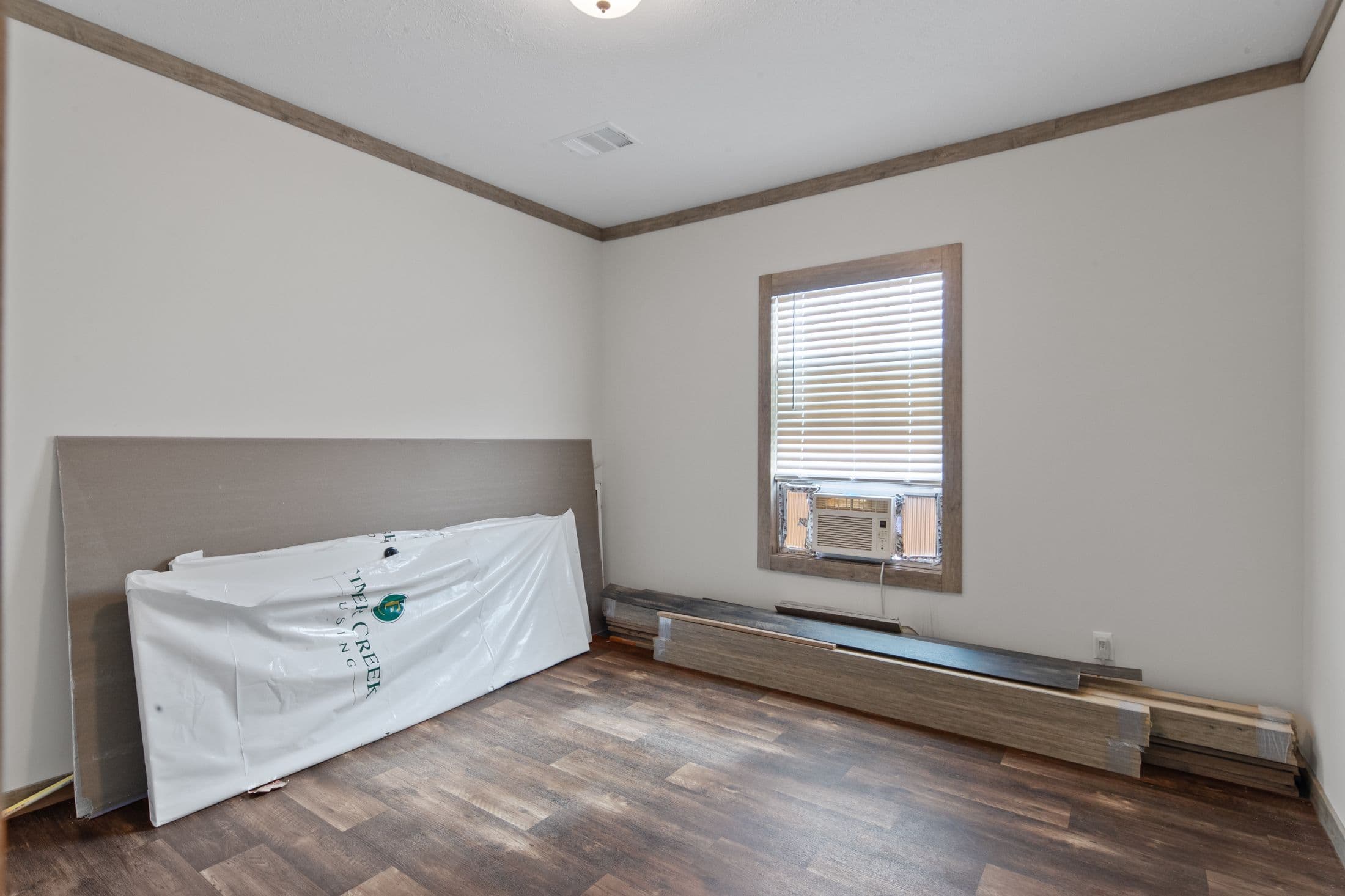 The roxy interior and bedroom home features