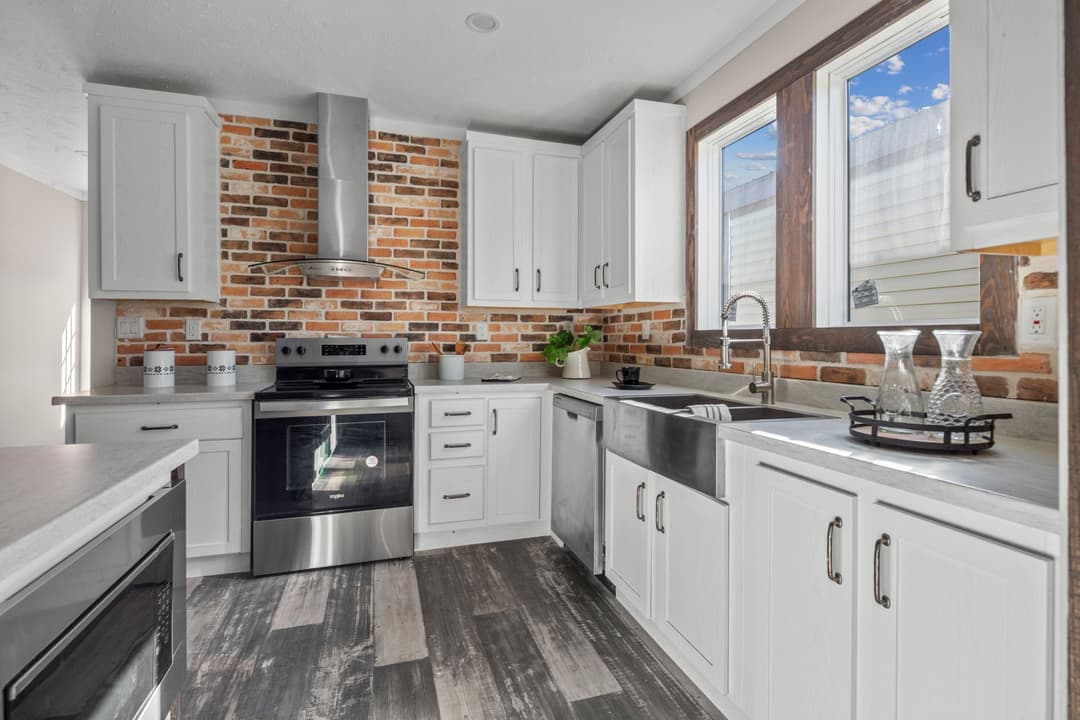 The azalea interior and kitchen home features