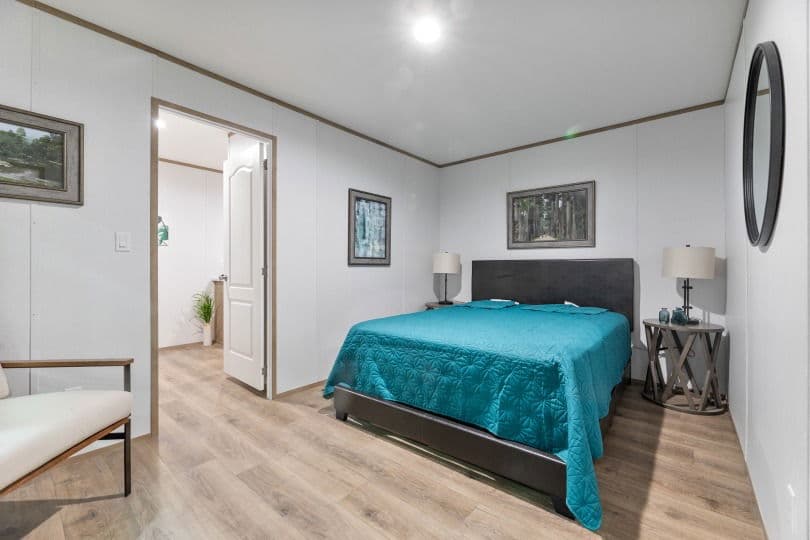 16562a bedroom home features