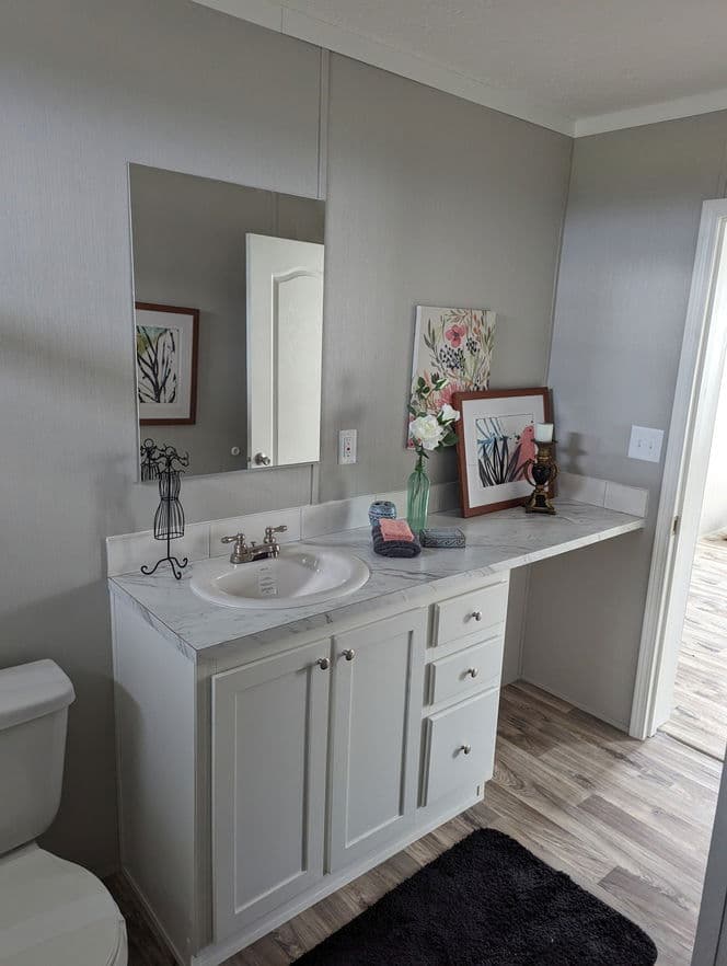 Cavco 28563c bathroom home features