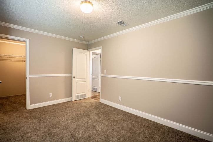 Isidro 32603c bedroom home features