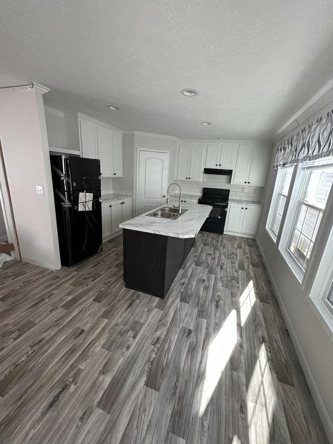 Country manor 28563m kitchen home features