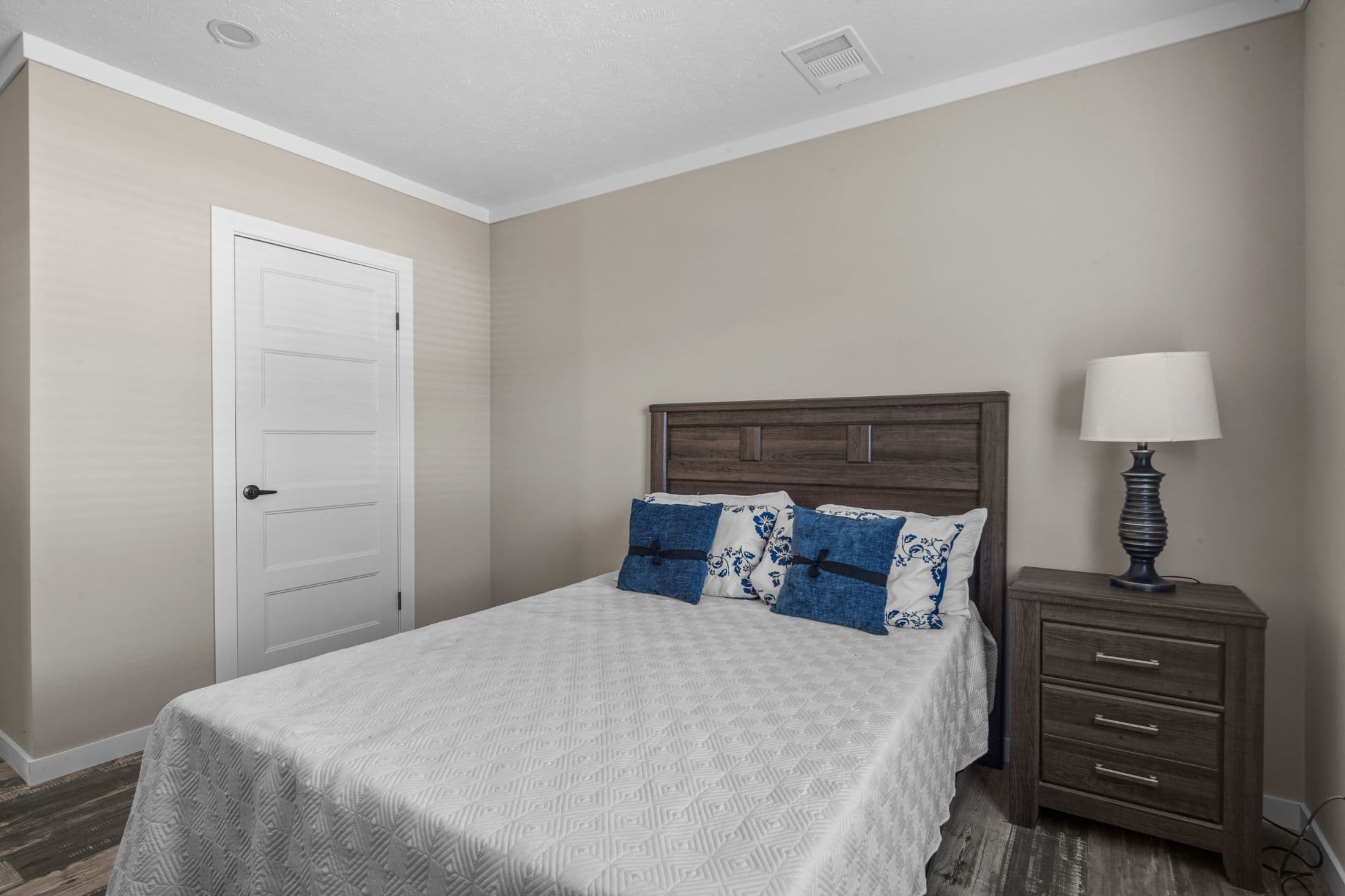 The azalea interior and bedroom home features