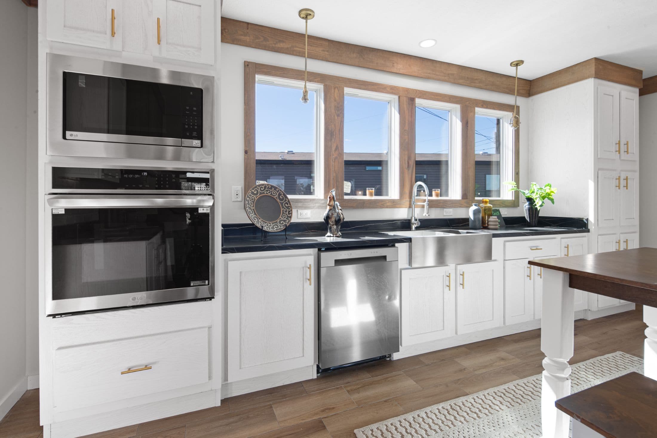 The twin creek interior and kitchen home features