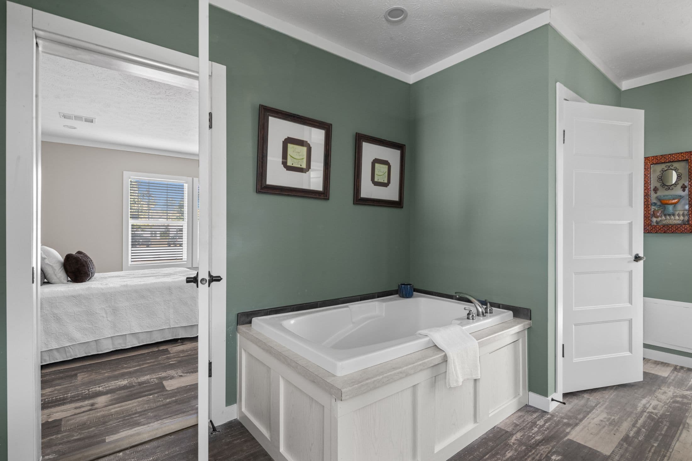 The azalea interior and bathroom home features
