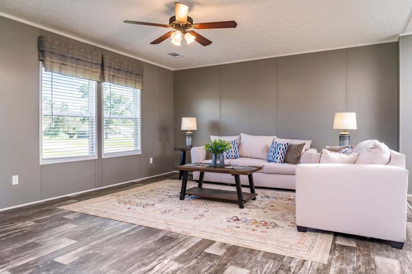 Locklear interior home features