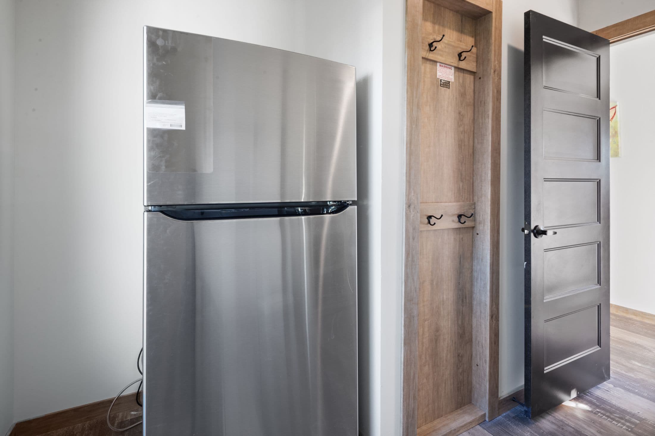 The lakewood interior and kitchen home features