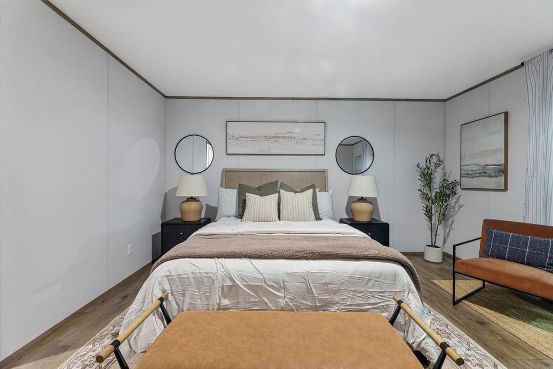 Phoenix 32563a bedroom home features