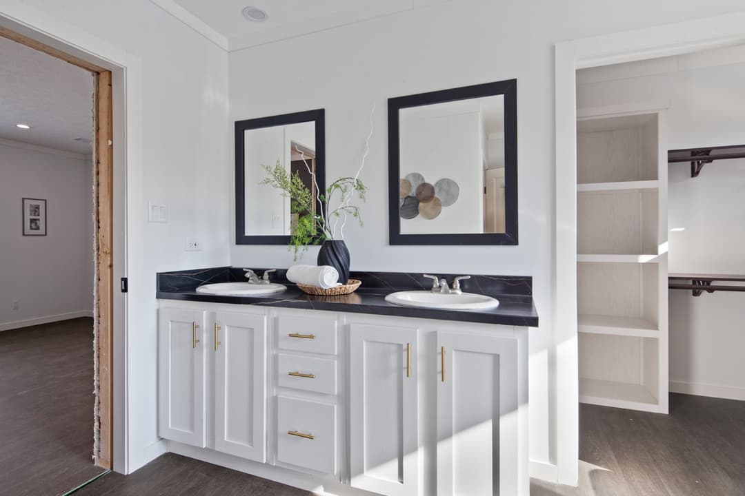 The little creek interior and bathroom home features