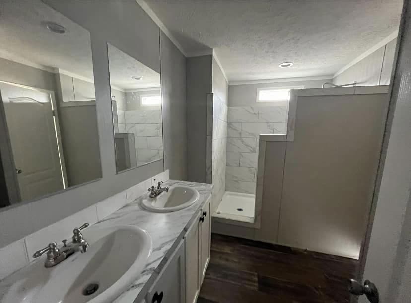 Country manor 16763m bathroom home features