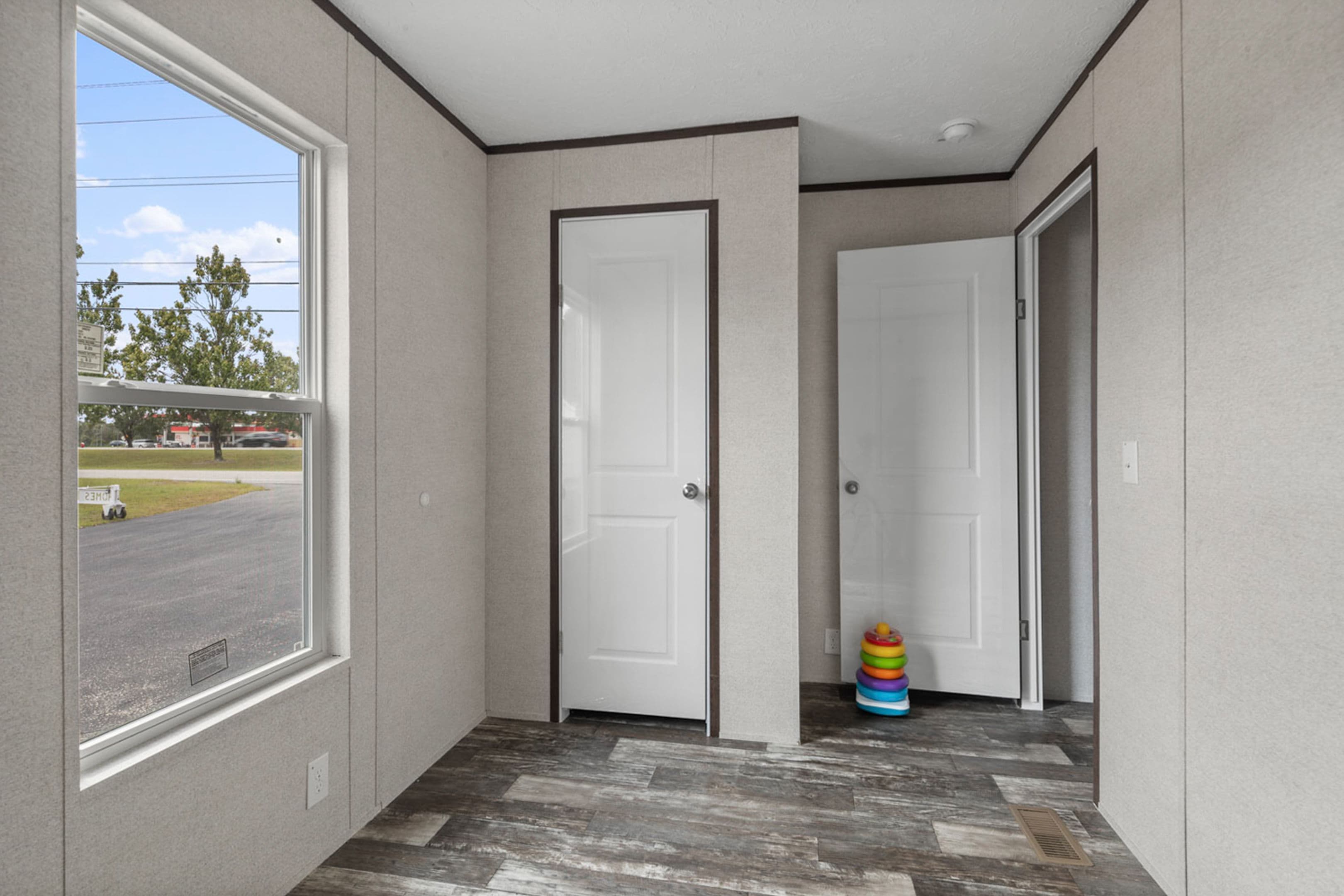 Riverside 1456 interior home features