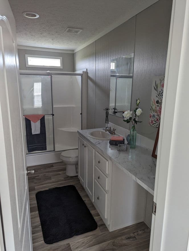 Cavco 28563c bathroom home features