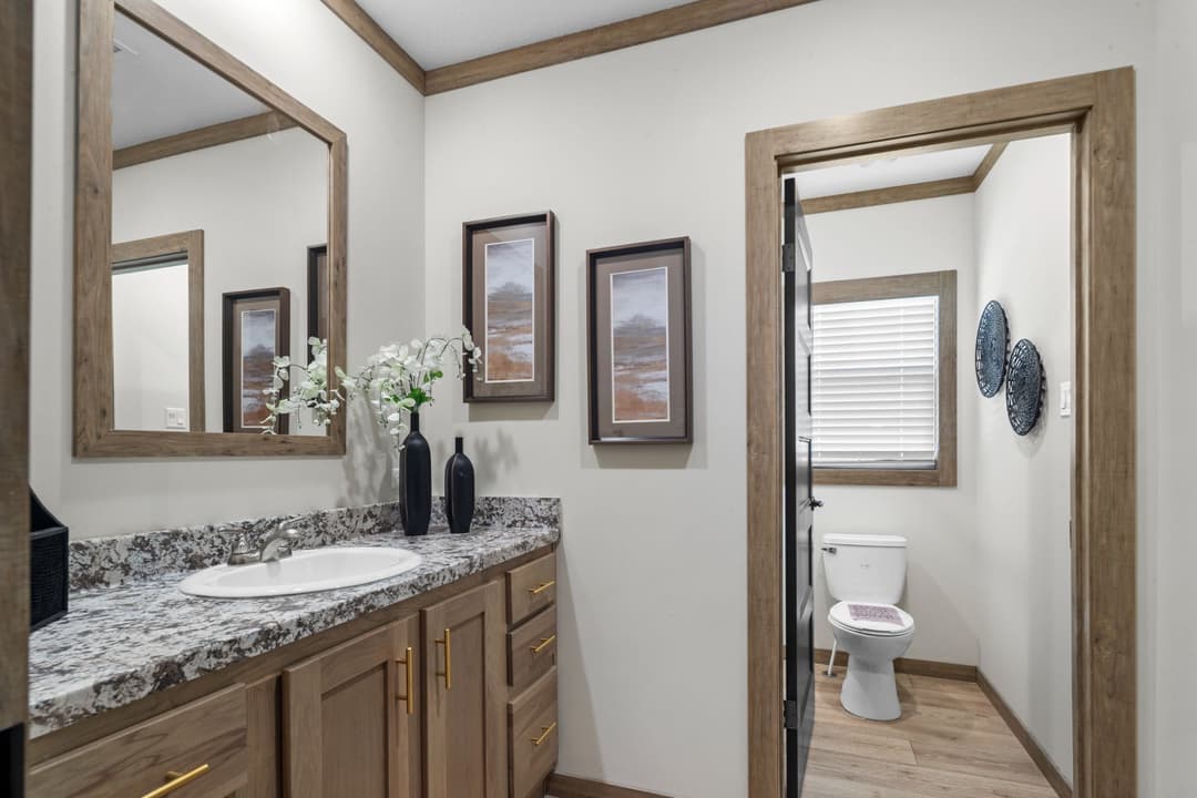 The highland oak interior and bathroom home features
