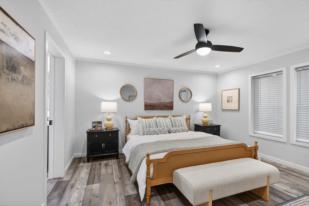 Axis 32563n bedroom home features