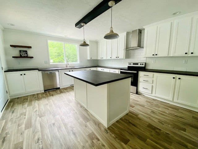 Country manor 32663m kitchen home features