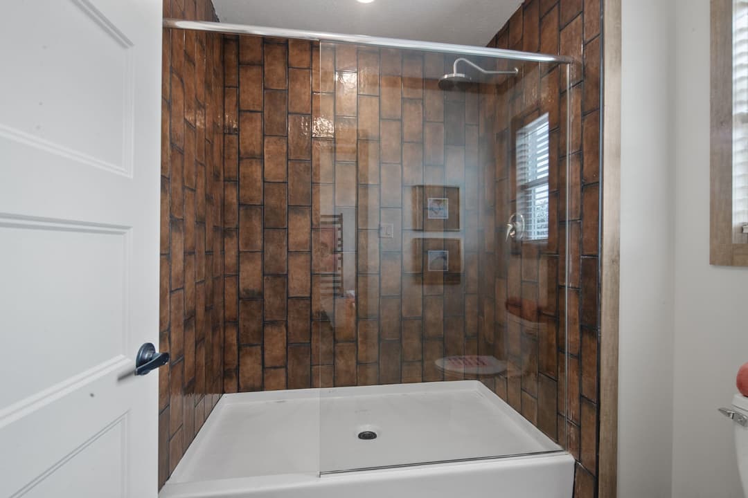 The roxy interior and bathroom home features