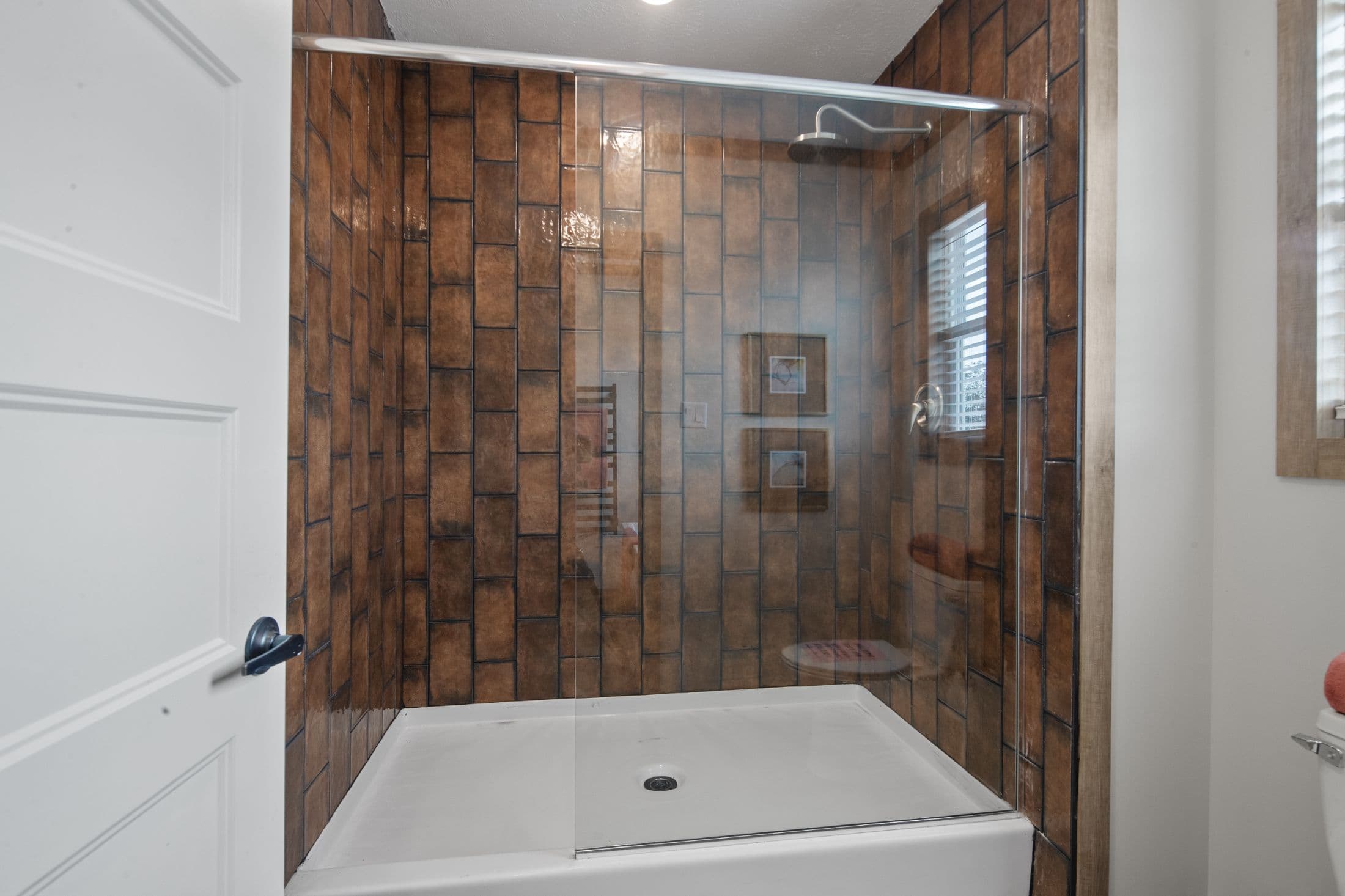 The roxy interior and bathroom home features