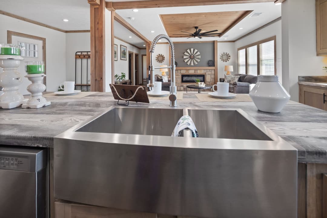 The lakewood interior and kitchen home features