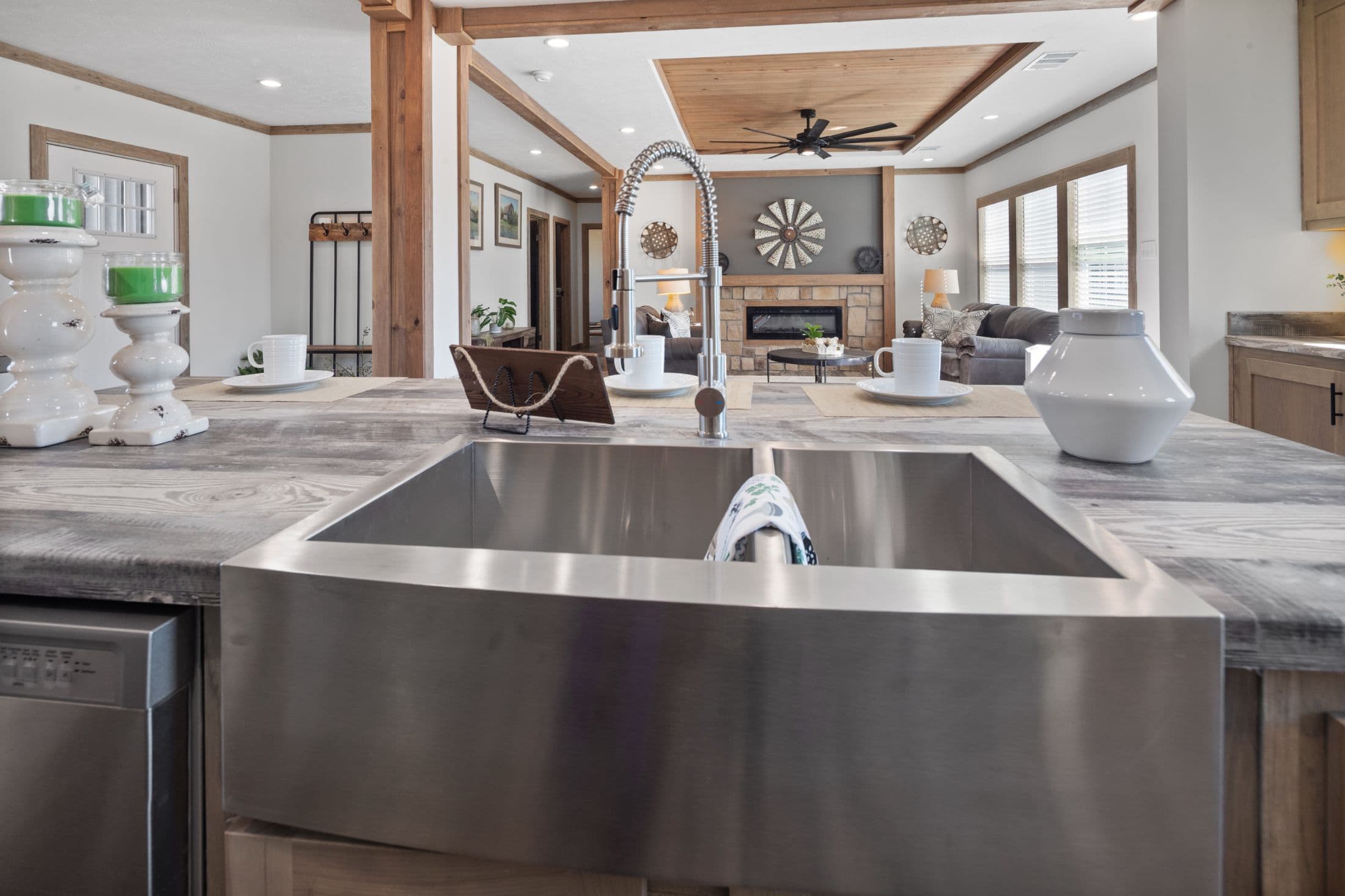 The lakewood interior and kitchen home features